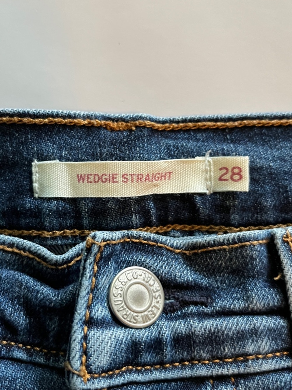 Levi’s Wedgie Straight High Rise Size 28 - Picture 10 of 16